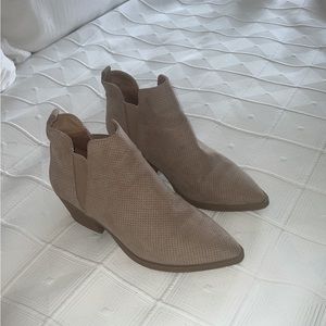 Ankle pointy booties